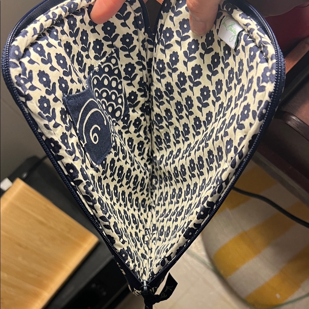 Vera Bradley Navy and Cream Quilted zipper bag - Picture 2 of 8
